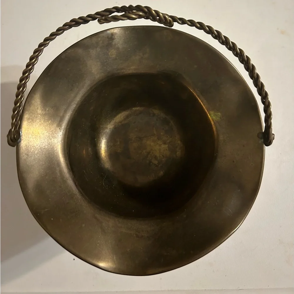 Brass Scalloped Edge Basket With Fold Down Brass Rope Handle Made In India - Picture 3 of 4